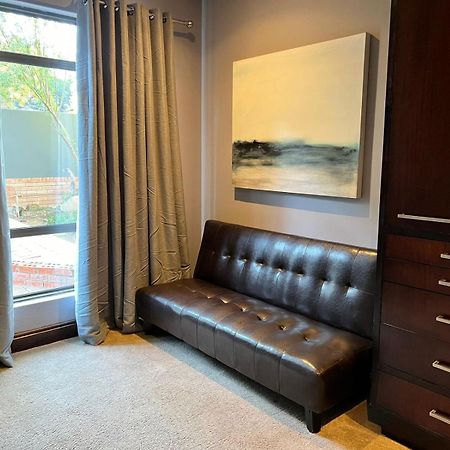 Tredenham Boutique Hotel Bloemfontein Exteriér fotografie A futon sofa
