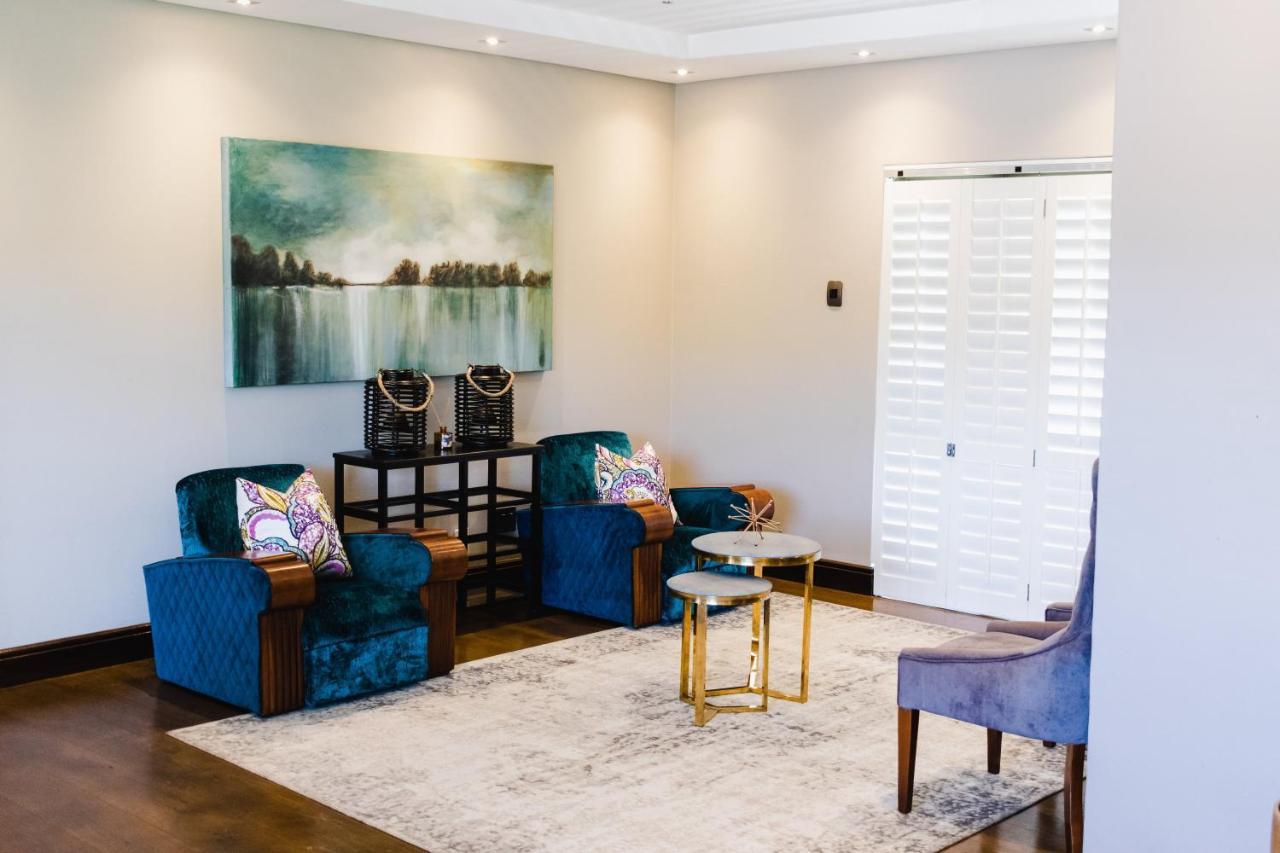 Tredenham Boutique Hotel Bloemfontein Exteriér fotografie A living room with a sliding door
