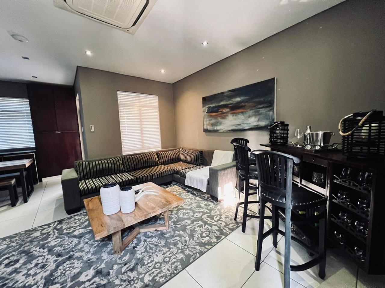 Tredenham Boutique Hotel Bloemfontein Exteriér fotografie A living room in a private house