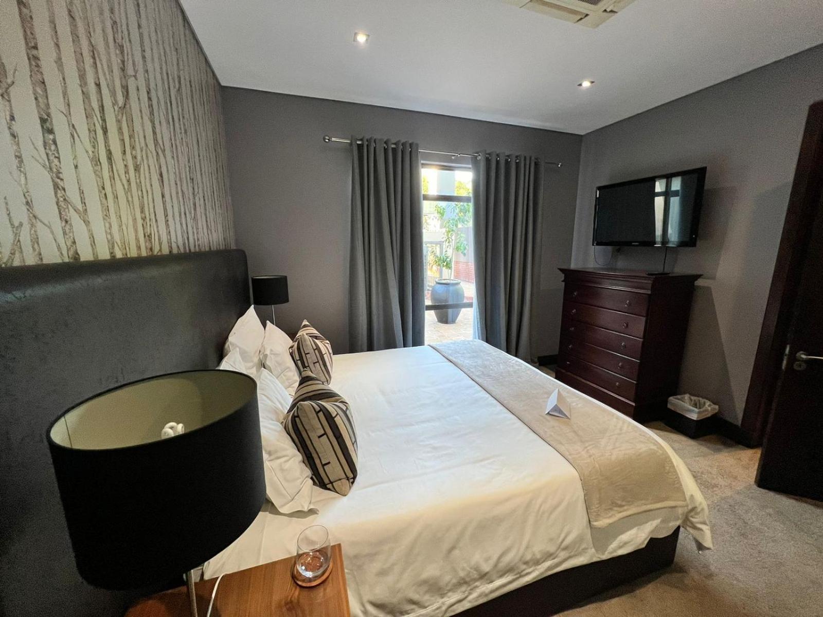 Tredenham Boutique Hotel Bloemfontein Exteriér fotografie A bedroom at the hotel