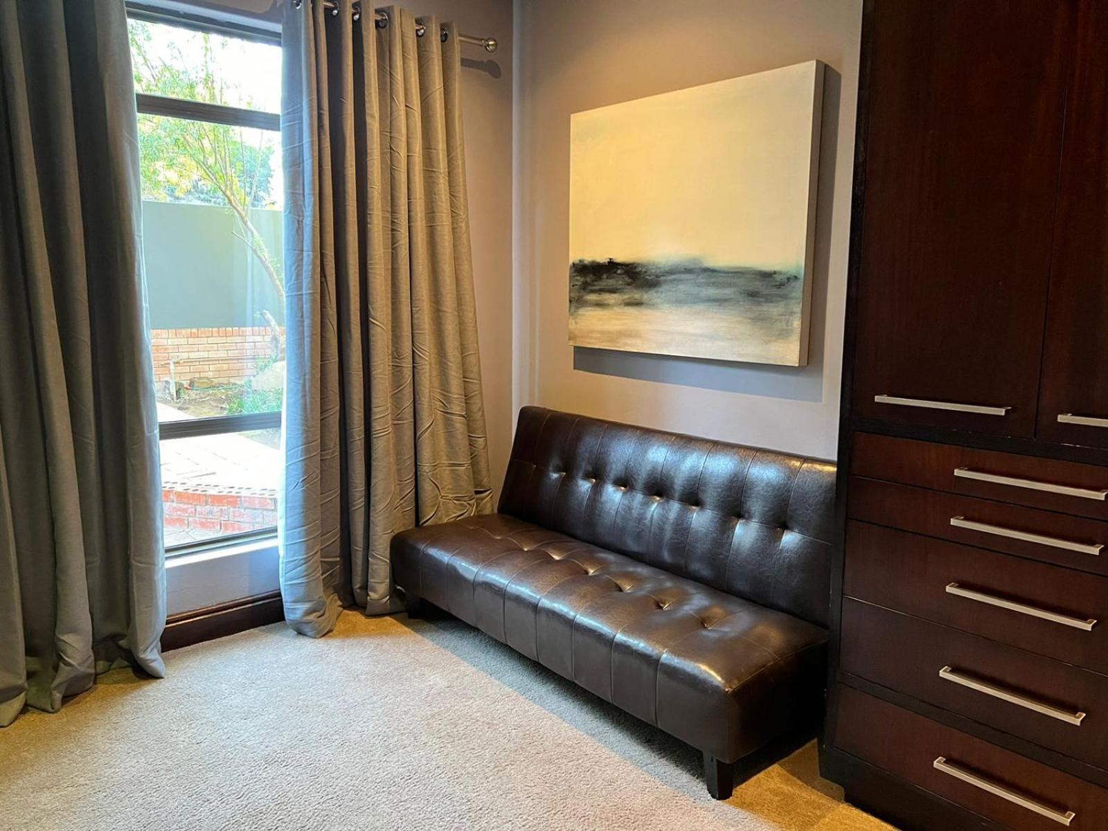 Tredenham Boutique Hotel Bloemfontein Exteriér fotografie A futon sofa