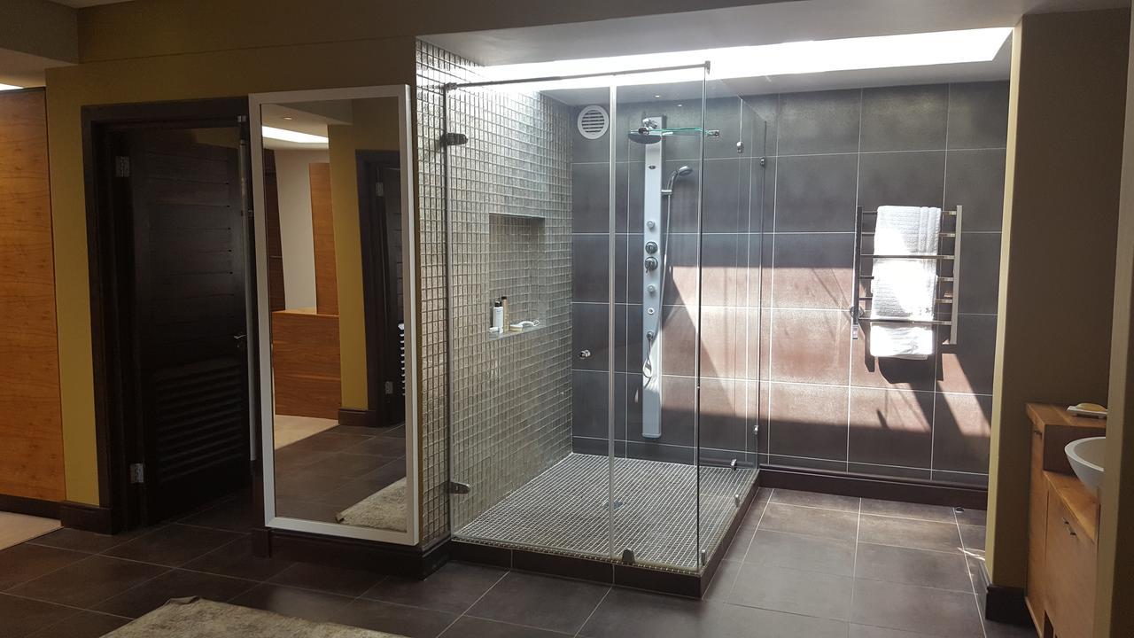 Tredenham Boutique Hotel Bloemfontein Exteriér fotografie A shower with a fixed shower head