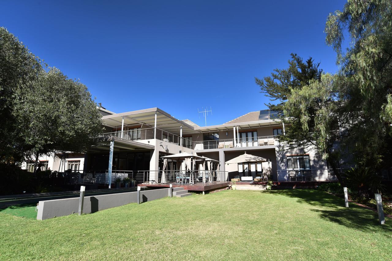 Tredenham Boutique Hotel Bloemfontein Exteriér fotografie The clubhouse at the Royal Perth Golf Club